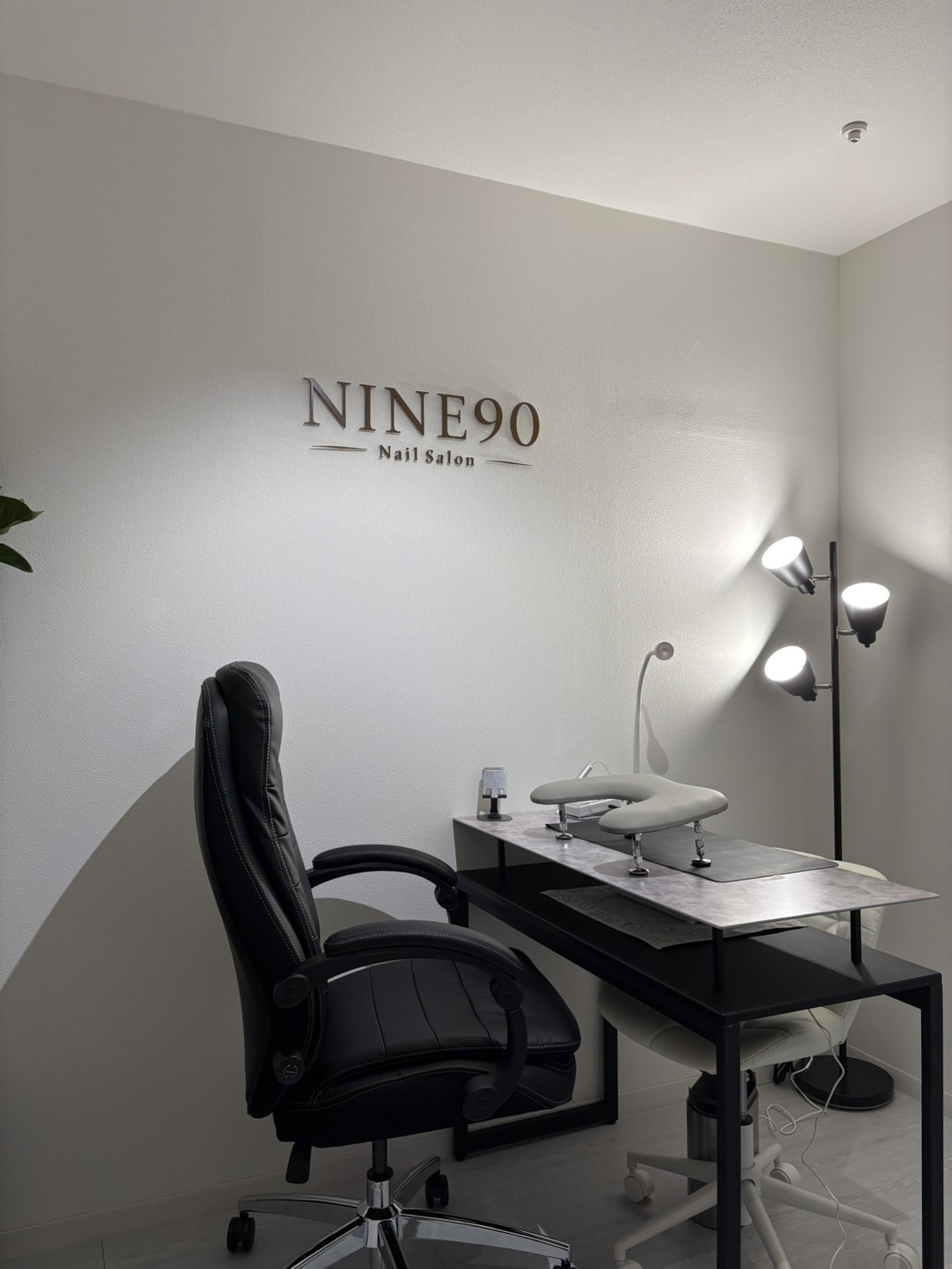NINE90の店内と施術席